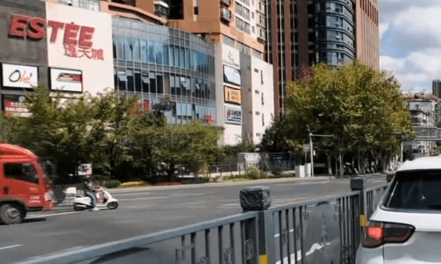 摩托车骑手和货车司机发生争执，摩托被撞翻....