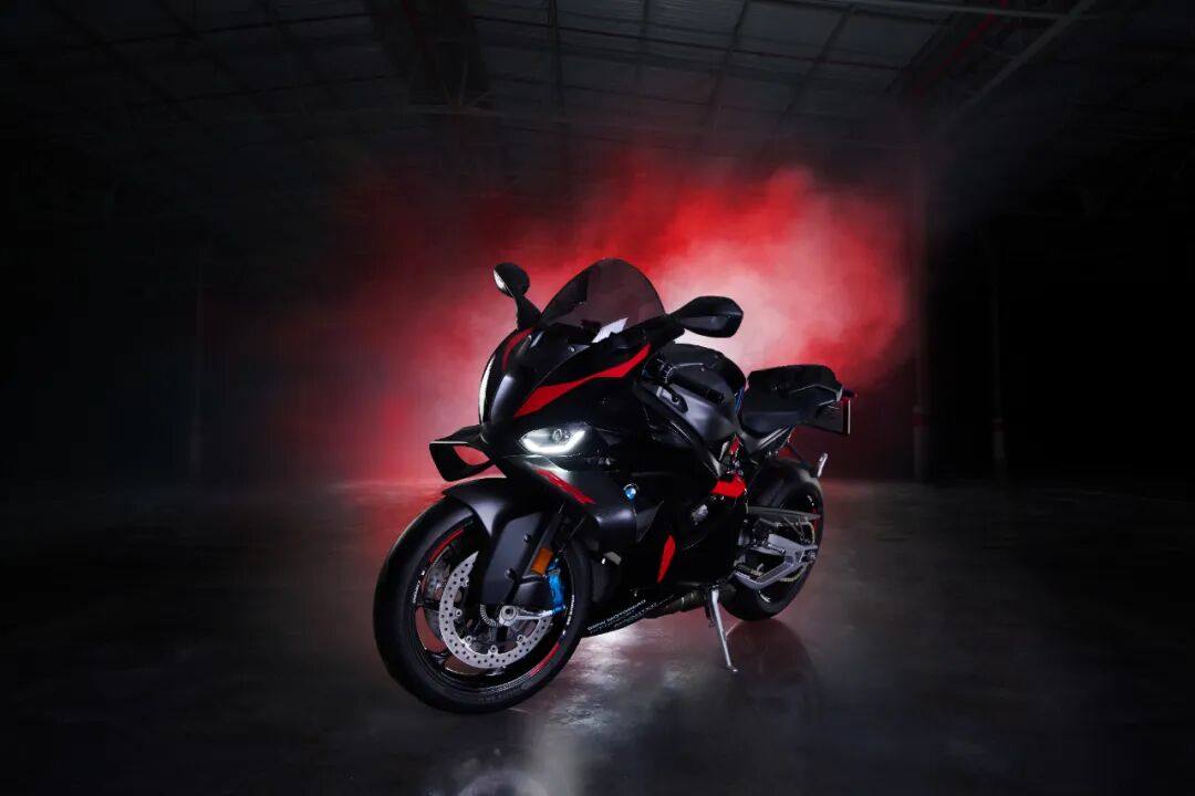 当M2遇上“双R”:宝马南非发布S1000RR\M1000RR M2特别版特别版,黑红涂装燃爆感官