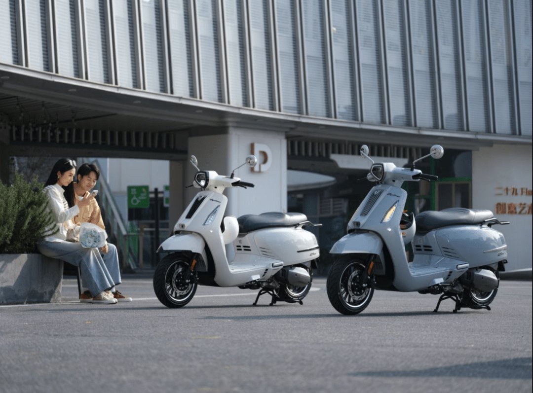 大厂品质仅要12088元起,赛科龙意式复古踏板RT150E发布