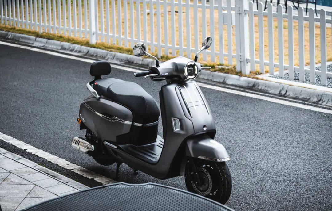 拼的不止是颜值和质感!QJmotor即将发布全新150复古踏板 梦想迪诺
