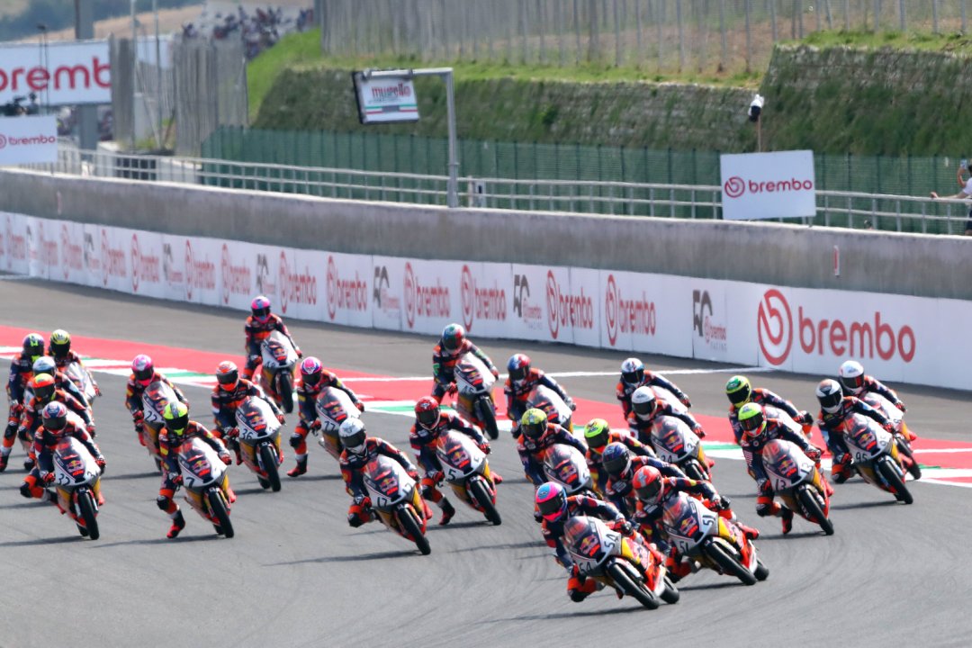 图集：2025 MotoGP 意大利木杰罗站、红牛新秀杯的肉搏战