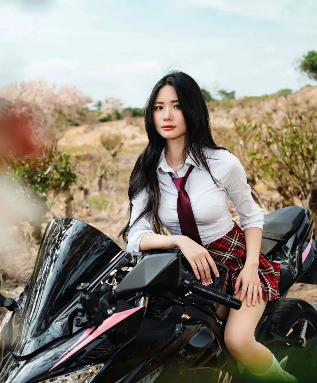 机车美女:花开树下