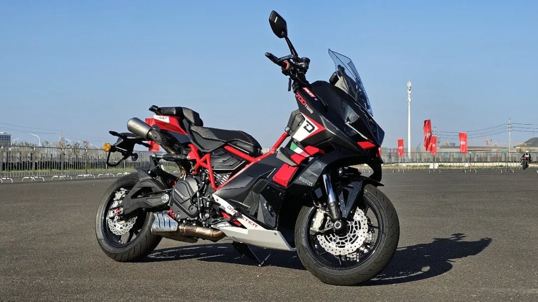 74999元!意塔杰特Dragster 700 Twin限量版国内上市,配置齐活了