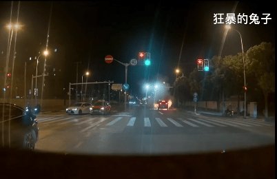 理想也是怕了:问的是起火,回的是车门能打开? /日本车手赛道恶意挤撞中国队员/ 殴打张雪摩托车主的宝马司机被拘!