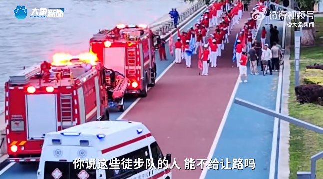未成年无证骑摩托追尾大货车致后排女孩重伤 / 四川一高架桥上司机逼停摩托,殴打车手