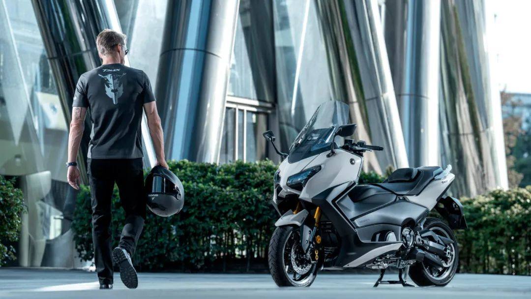 2025 YAMAHA TMAX 正式发布,改头换面电控升级