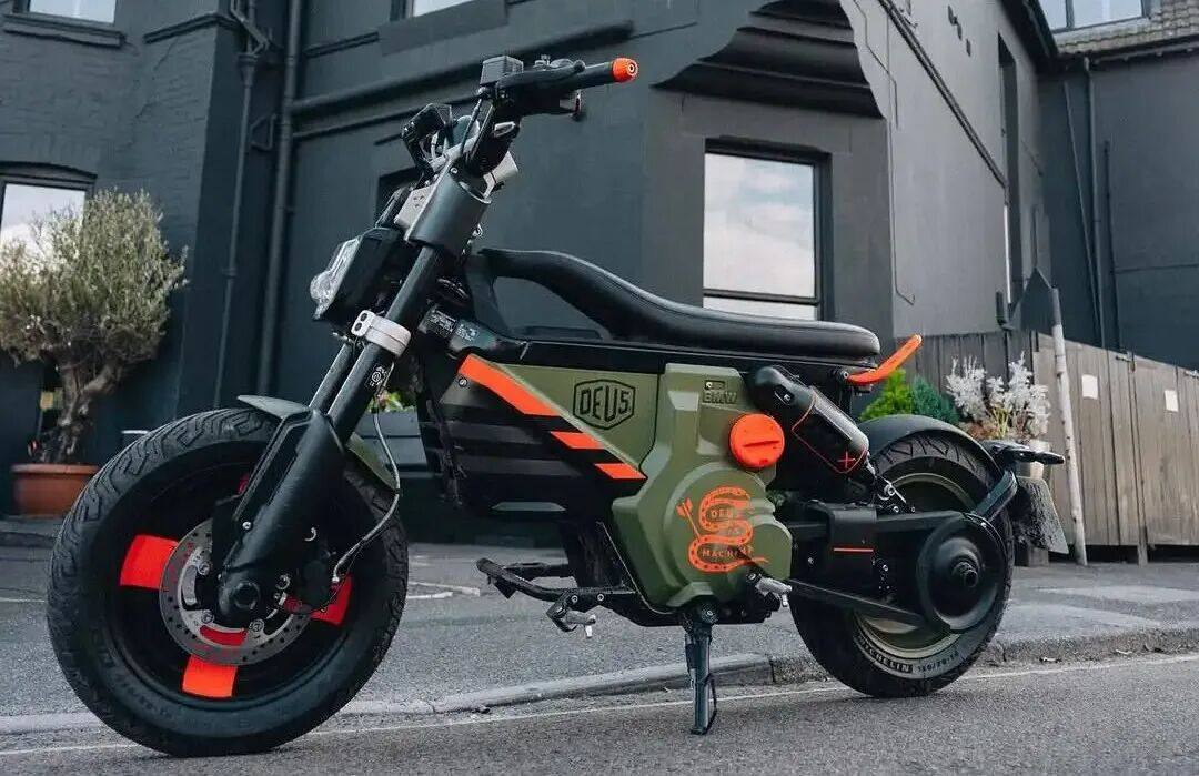 宝马携手英国小屋Deus Lodge打造CE02特别版,军绿涂装的沙滩车