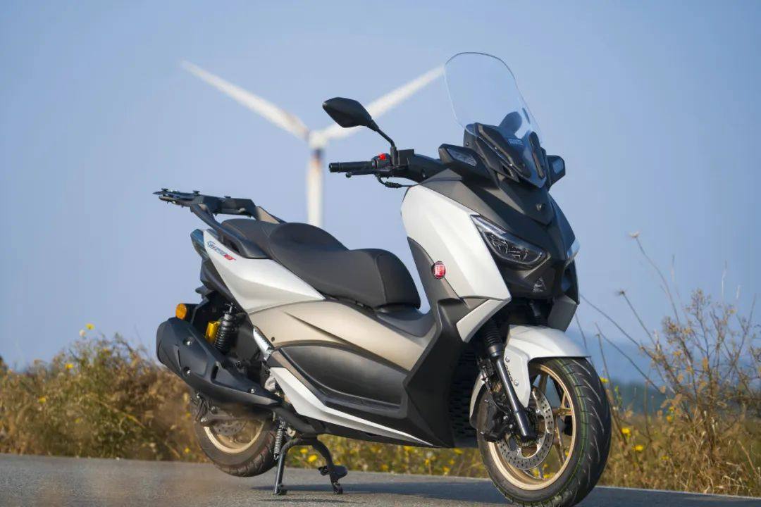 古思特GU250GT路试高清图露出,又一款高性价比250运动踏板要来了