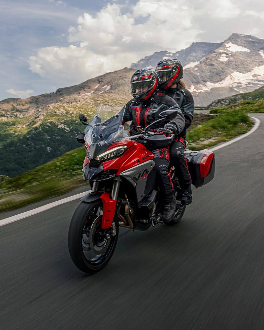 2025款杜卡迪揽途Multistrada V4 S与Pikes Peak派克峰版正式登陆中国