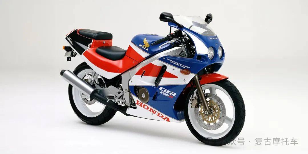 250仿赛的天花板，诞生40年，至今仍吊打同级！本田CBR250R