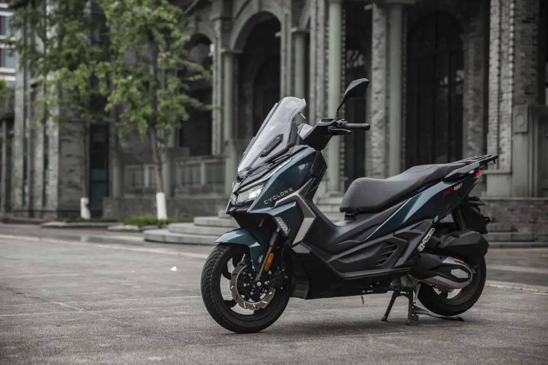 150踏板黑马出现，125该扔了——赛科龙全新高阶运动踏板RT150静态测评