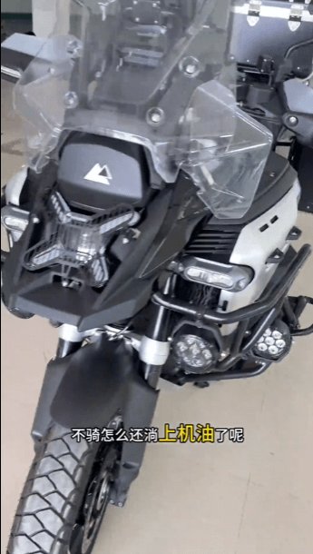右手消息|吴老臭1300ADV油底壳+减震漏油;陶冶发文纠结150X定价;铃木隼出新色;精神小伙当着交警玩翘头