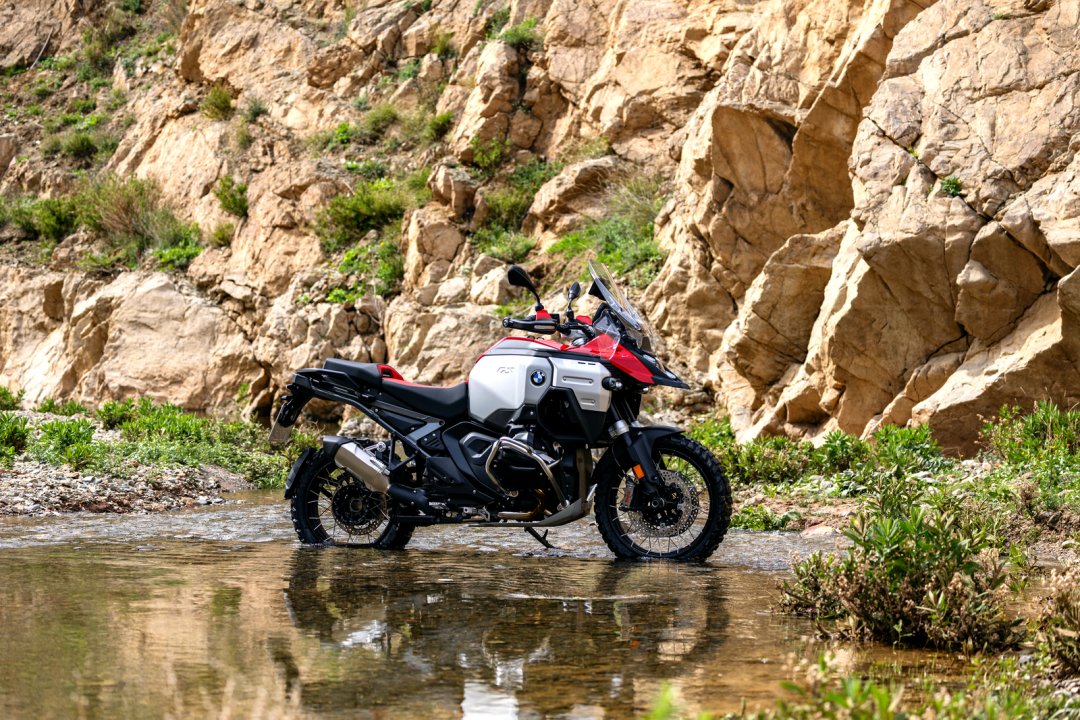 户外特写：宝马摩托 2024 R 1300 GS Adventure