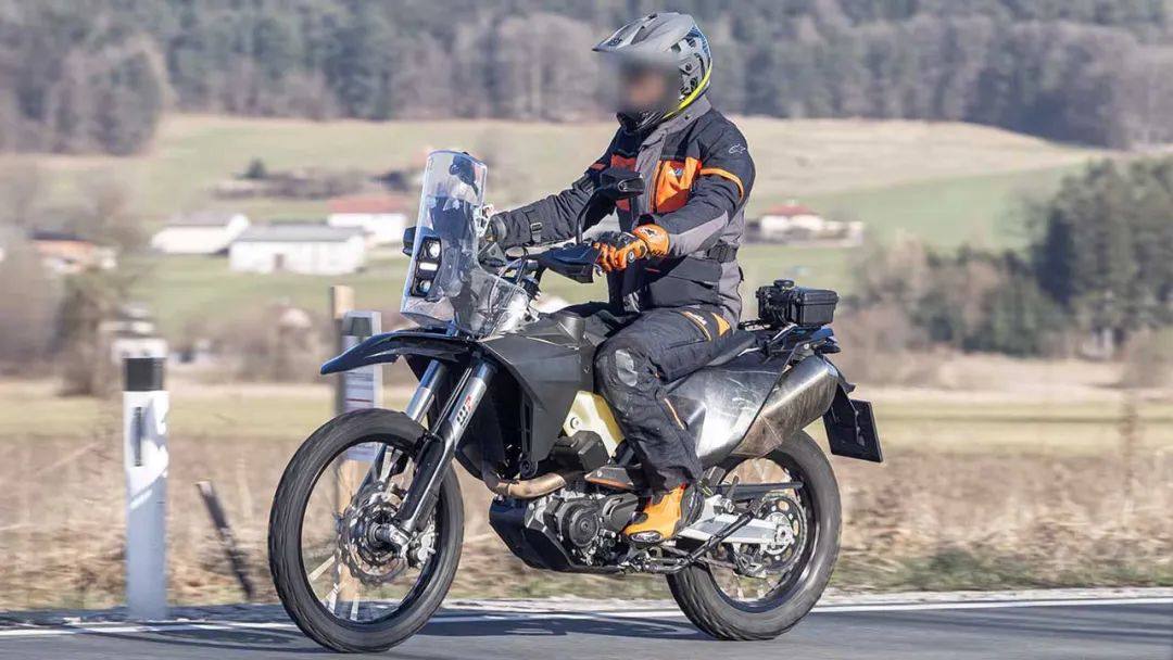 KTM 690 Rally 路试再曝光，换个达喀尔战车头就真的能行了？