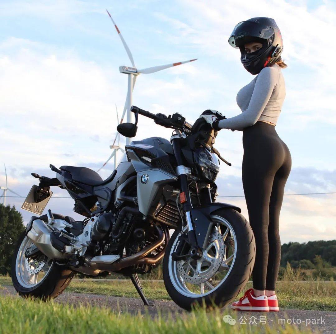 宝马F 900R:风情万种的骑士女王势不可挡!