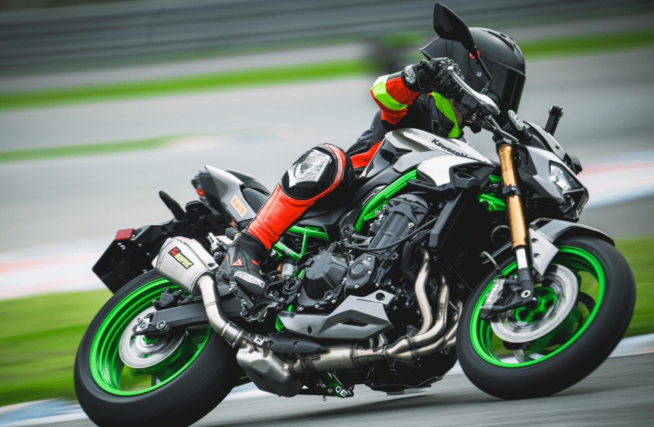 骑着 Z900 下赛道，8年了依旧能打！
