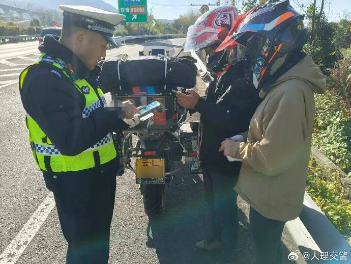 摩托车在高速遭遇事故后遭遇多次碾压