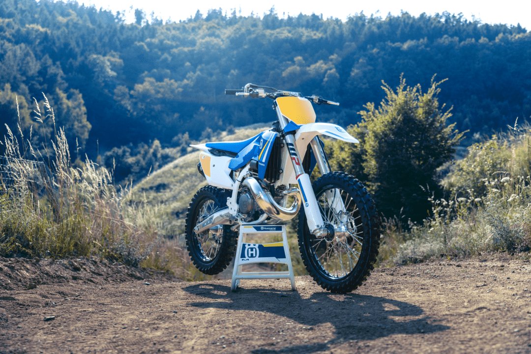 户外特写：Husqvarna 2025 Heritage 限量版越野赛车