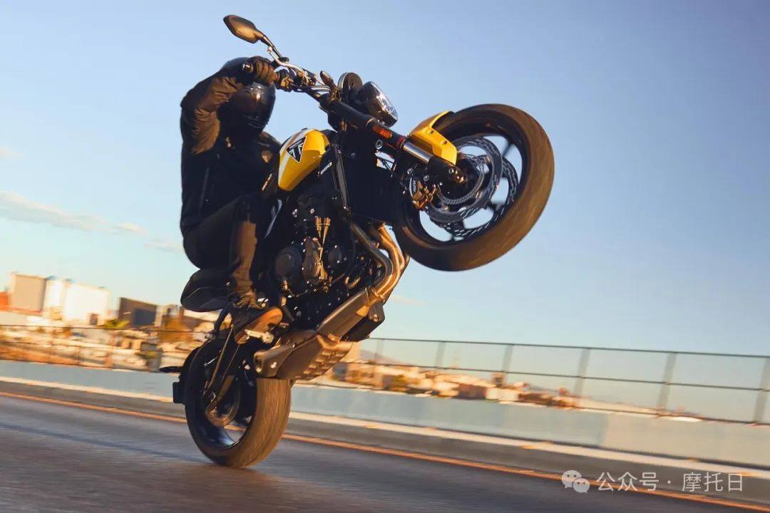凯旋发布2025款Trident 660,减震升级、增加“运动”模式