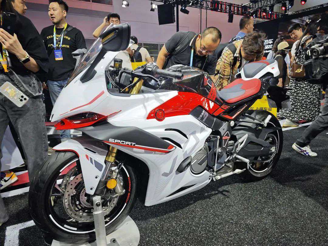 无极 RR660 四缸仿赛值得等，颜值与实力并存！
