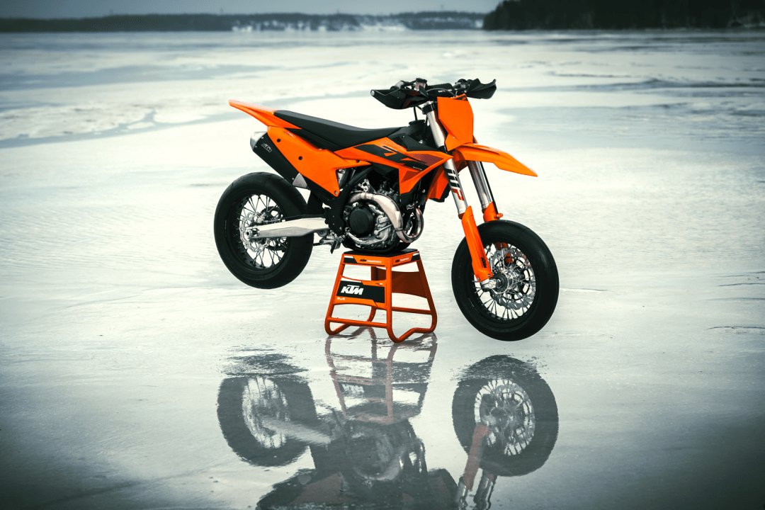 户外特写:KTM 2025 Supermoto 公路越野赛车 450 SMR