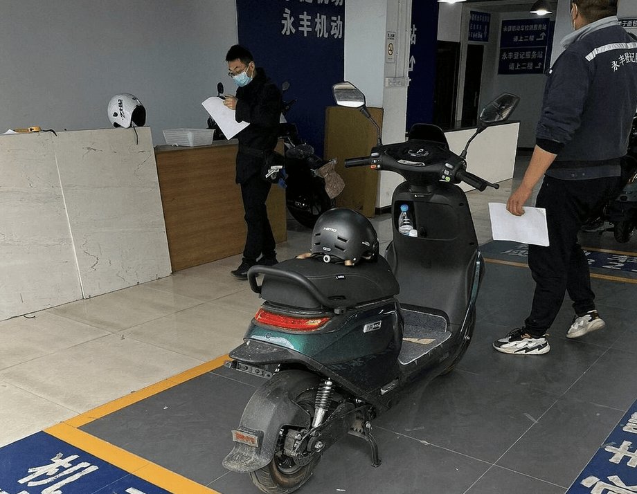 人大代表汪勇:建议给电摩上专用绿牌,给予更多路权,解决城市配送难题!
