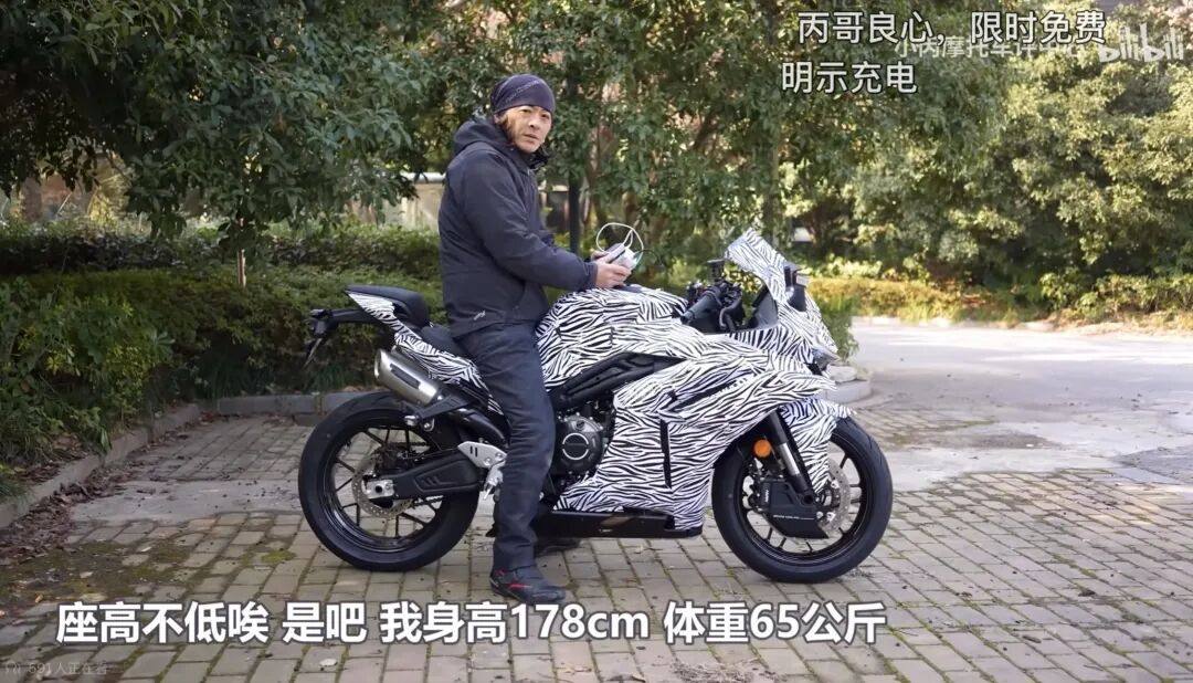 春风500sr全网首测曝光!/云南交管辟谣摩托解除13年报废/VESPA倒地损坏,车主追偿被拒案宣判!|车坛头条