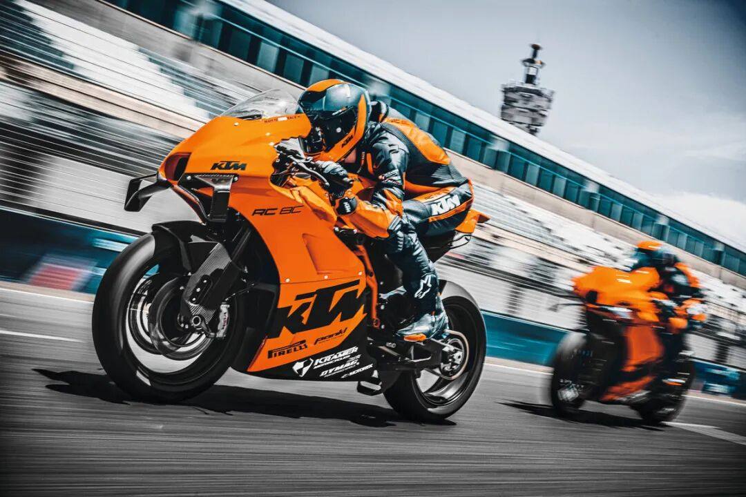 130匹!能上牌上路!KTM 990 RC R双缸仿赛海外上市,赛用车底定风翼首次下放