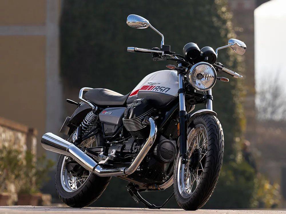 MOTO GUZZI V7醇正经典的驾驭体验