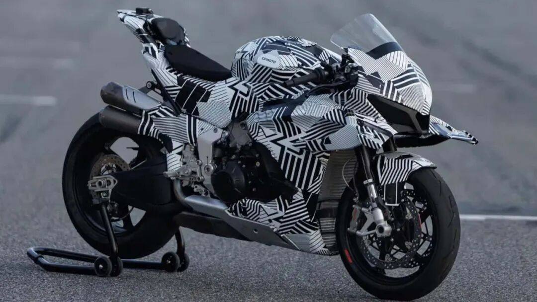 “金筷子”上身,春风V4 SR-RR最新测试,Ohlins团队现场调教