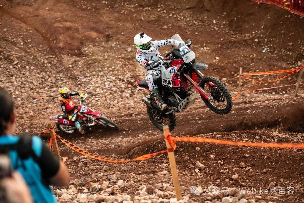 谁说双缸不能越野！杜卡迪 DesertX Rally征服Erzbergrodeo，勇夺双缸组冠军