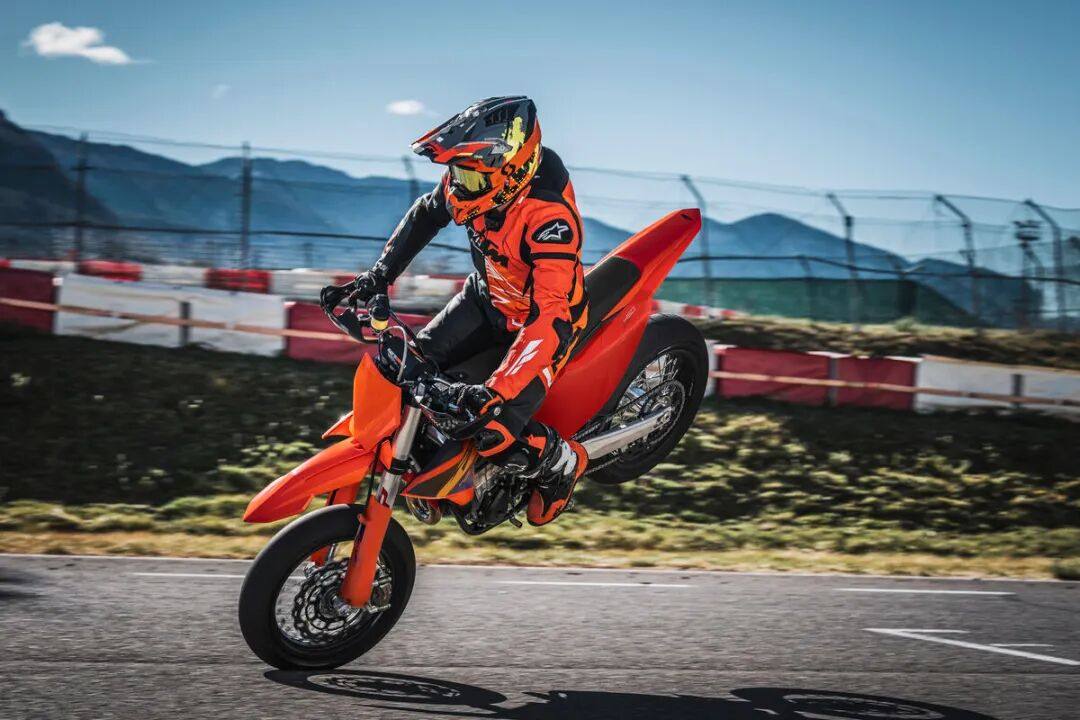 驾驭 2026 款 KTM 450 SMR,突破全新极限