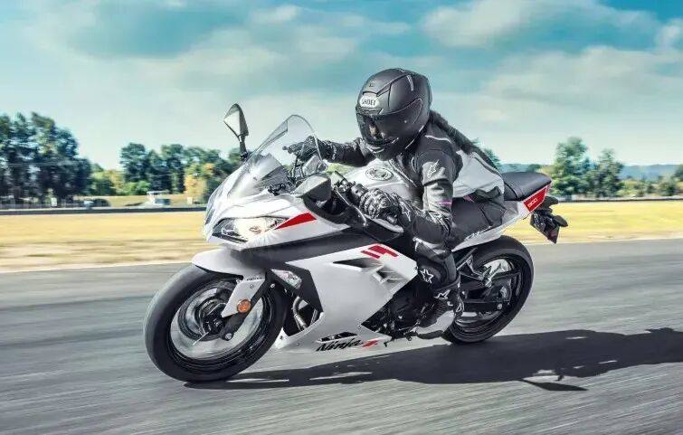 Ninja300复活,售价3.4万,外观却倒退了8年?