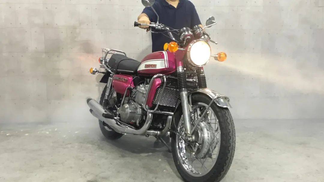这个品牌的首款三缸水冷750cc街车,当年的含金量有多高?
