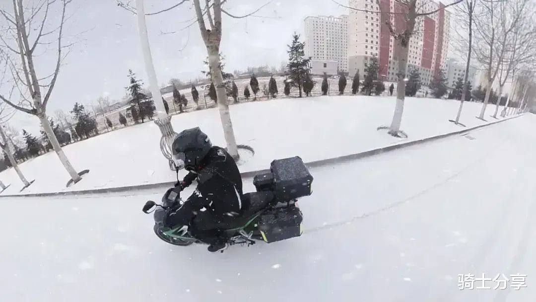 冬天不封车,电瓶亏电怎么办?能原地怠速充电吗?