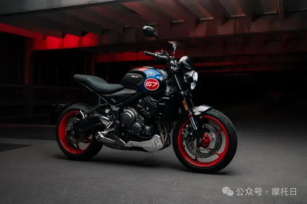 凯旋发布2025款Trident 660 Triple Tribute，低调的67号黑蓝红三色涂装