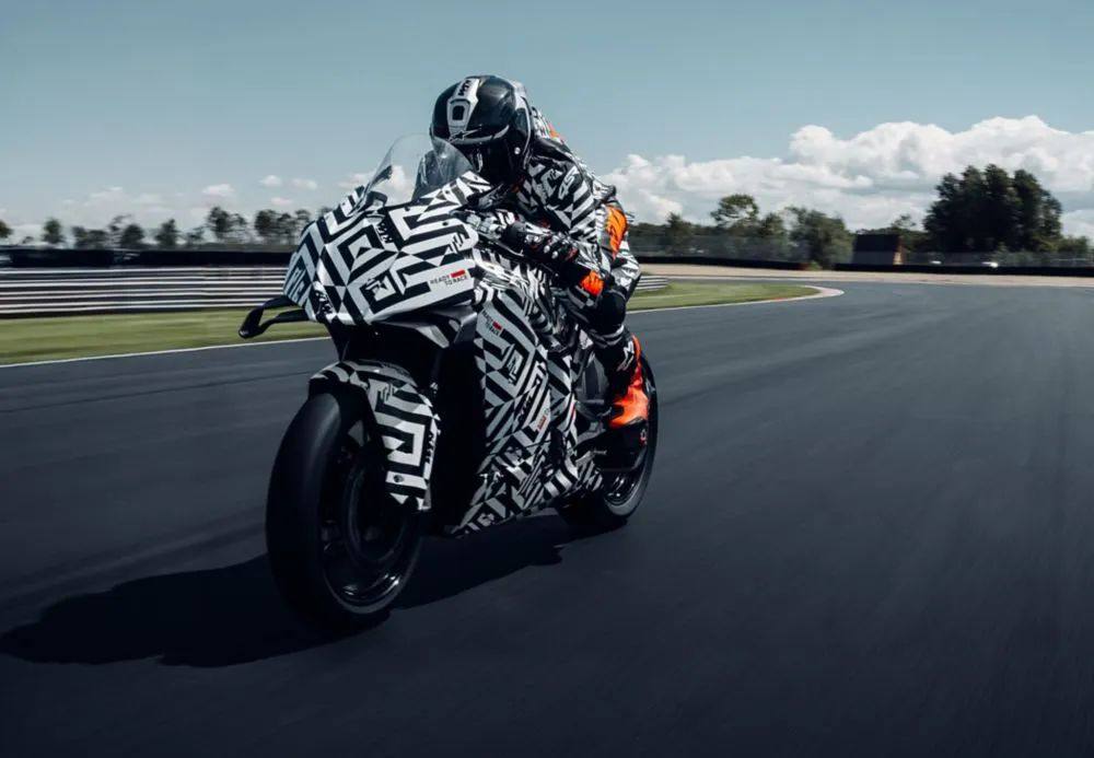 KTM亮相准公升仿赛990 RC R,你爱了吗?