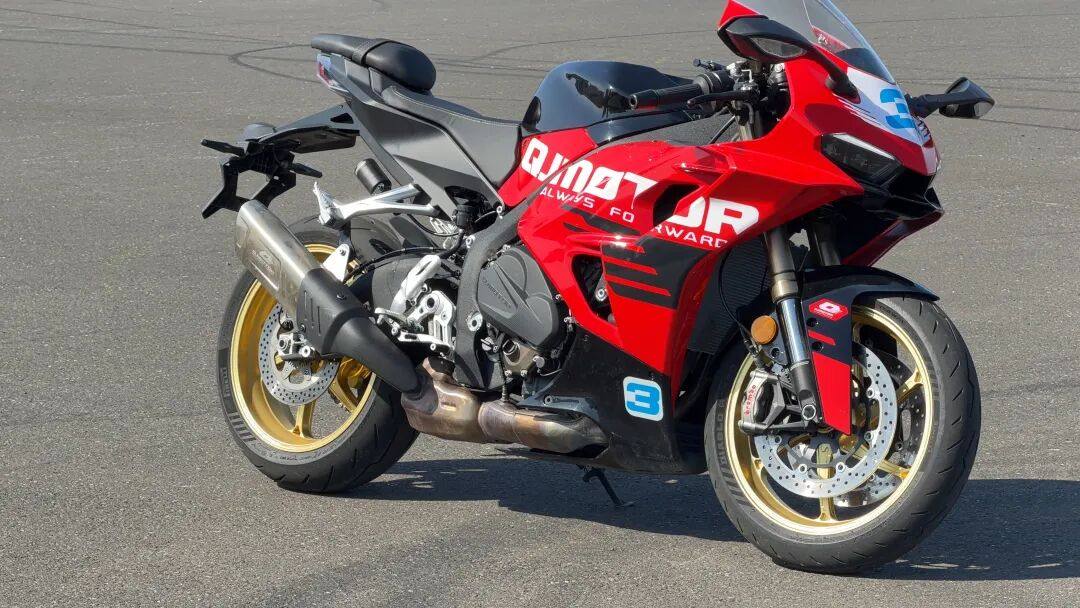 SBK 800RR,纯粹的性能机器,真正的赛用下放!