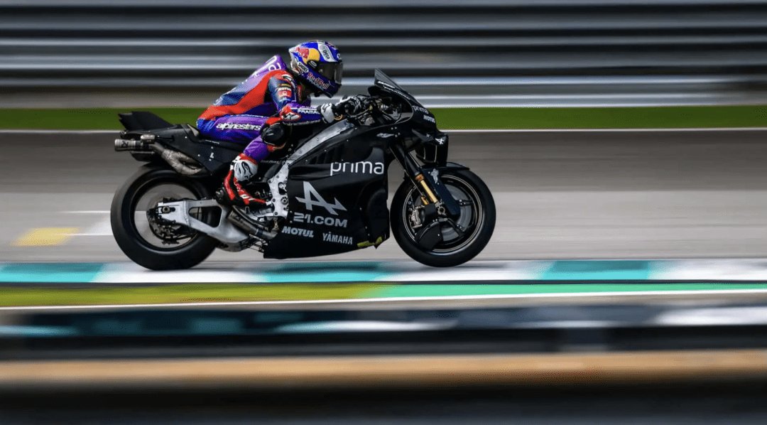 雅马哈V4引擎因安全问题暂停MotoGP测试 / 耗时超500天！法国小伙走了13000公里到上海 ｜ 车坛头条