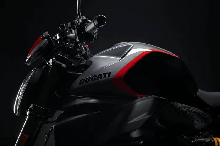 灰色魅影,赛道红魂!2026款杜卡迪Monster V2“运动涂装”惊艳首秀
