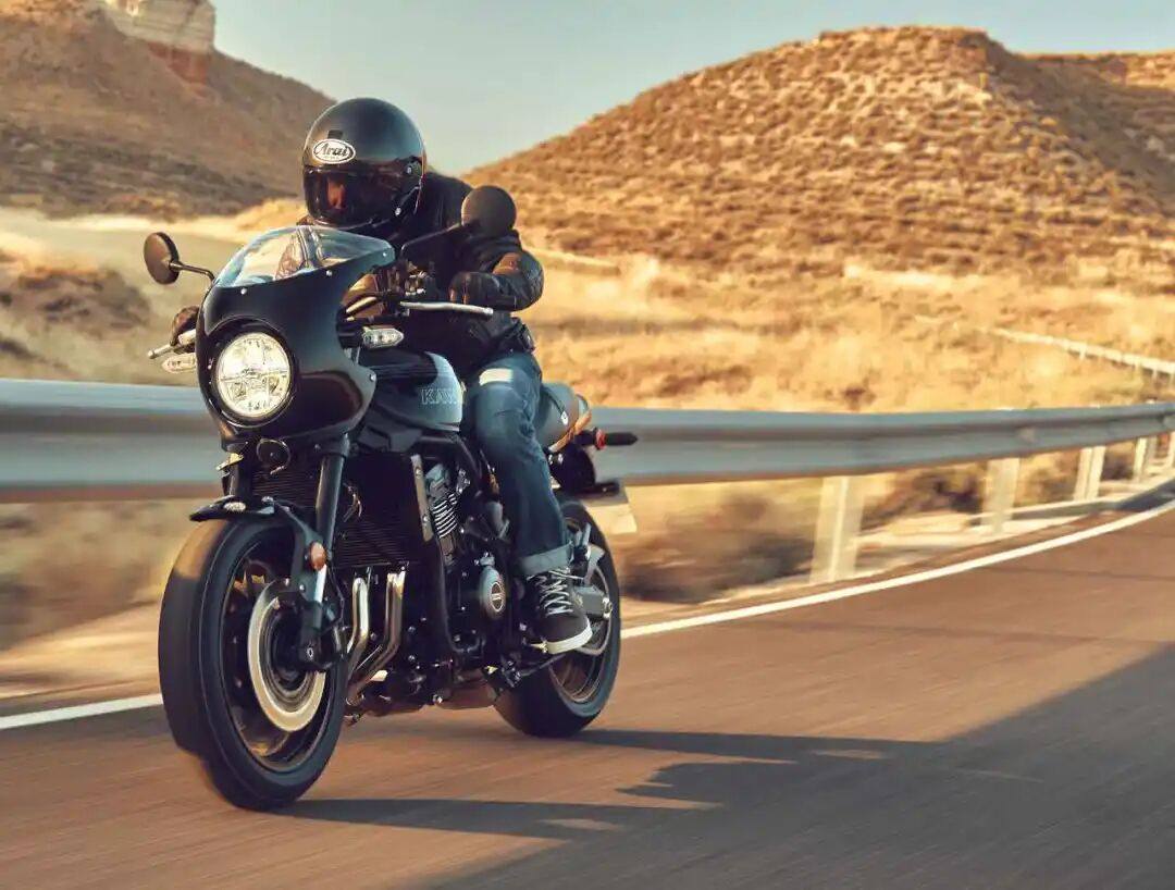 川崎发布2026款Z900RS Cafe,彩虹腰线涂装致敬Mach神车