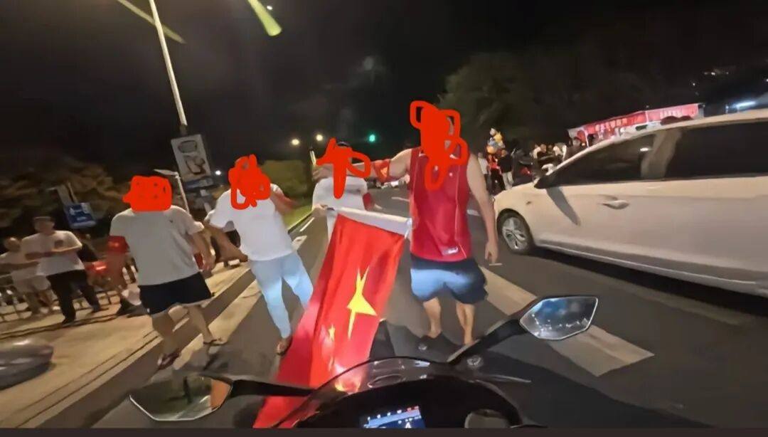 摩托车被村民和汽车车主拦停,到底是谁要改正?