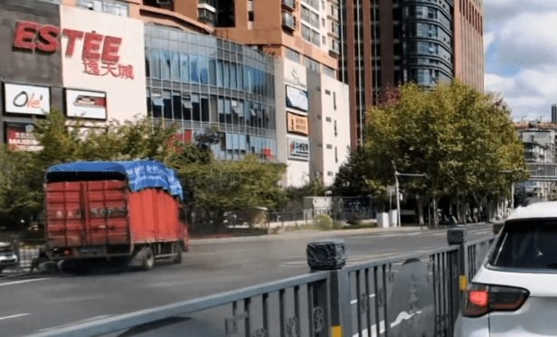 摩托车就该被撞翻?