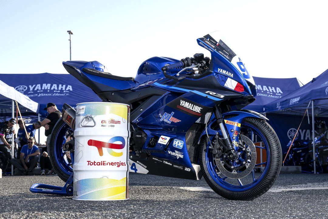 Yamaha 与 Total 合作、在 R3 bLU cRU 使用 100% 非石化燃料