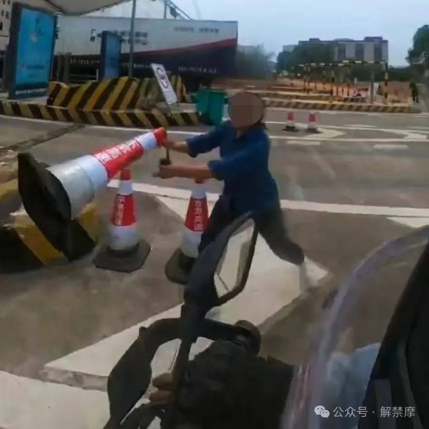 湖南常德高速入口再现扔锥桶事件！