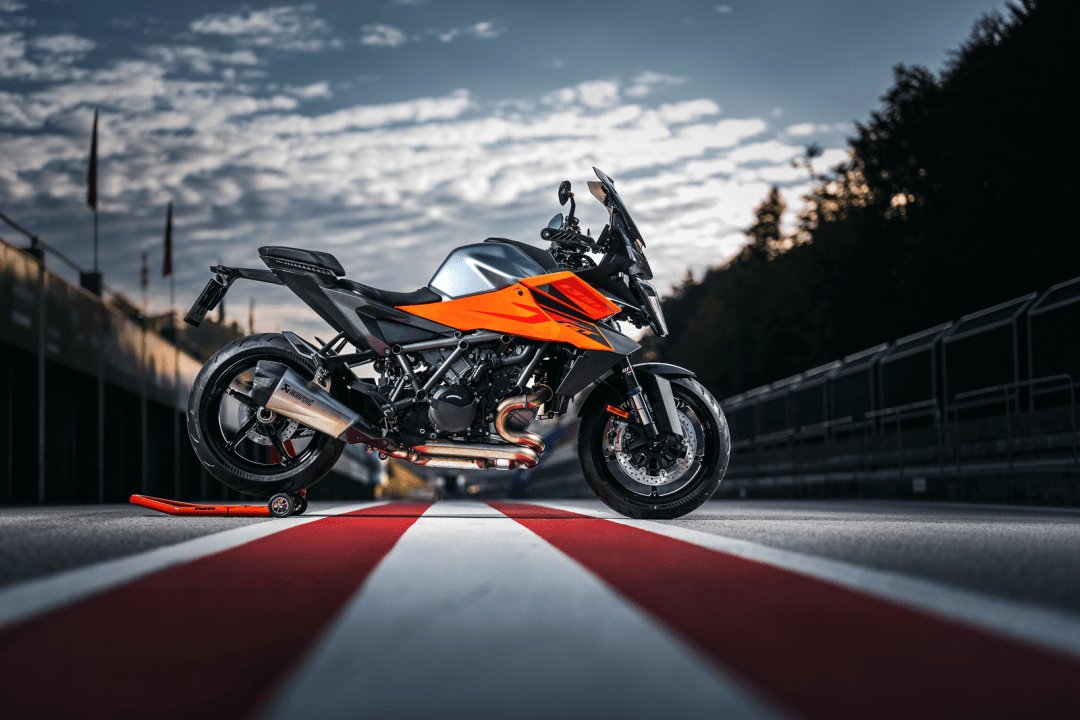 细节简介:2025 KTM 旗舰级运动旅行车 1390 Super Duke GT