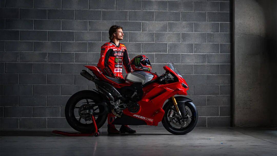 杜卡迪发布2025款Panigale V4 R，裸露的铝制油箱格外霸气