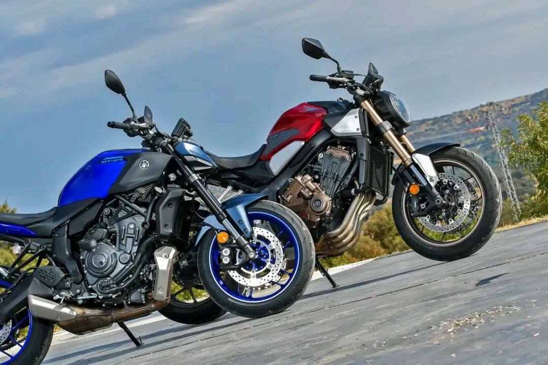雅马哈MT-07 Y-AMT vs 本田CB650R E-Clutch，不用捏离合的中型街车，该选哪款？
