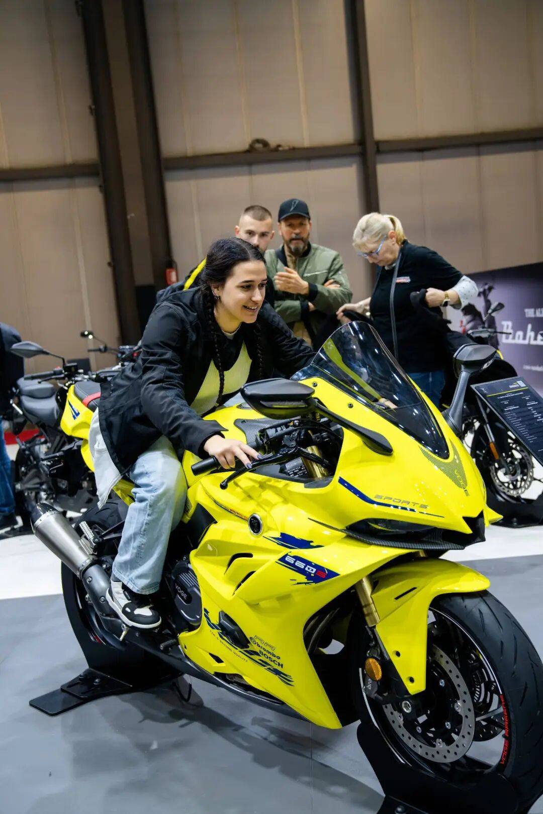新款无极 RR660S 国外首秀,“黄色闪电”你喜欢吗?