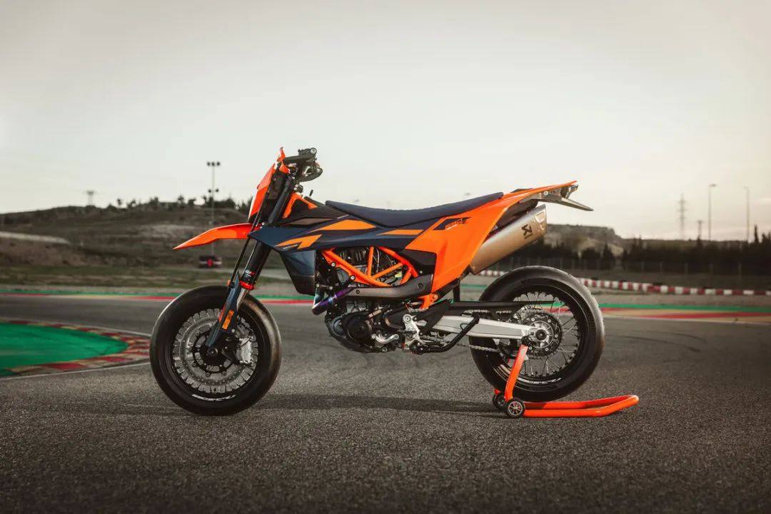 KTM发布2026 款KTM 690 SMC R